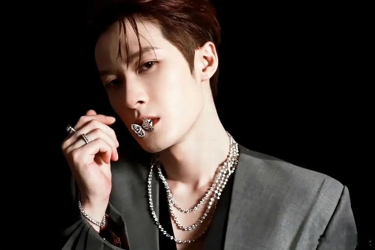 近日，健次参加了一个活动，还没上台呢，尖叫声就来了。据网友透露，他是实实在在有两