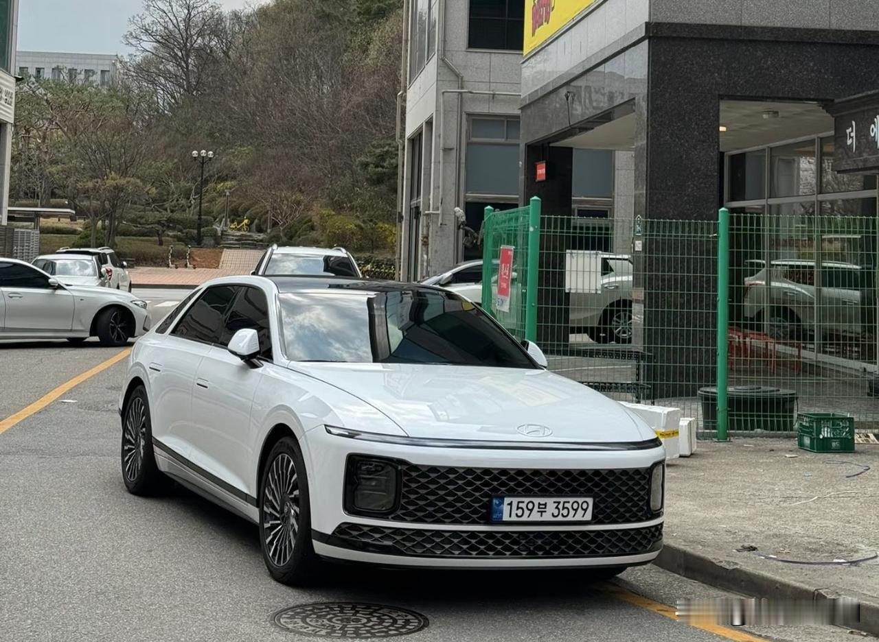 韩国的街头遍地都是现代起亚汽车，
很少看到外国品牌的车，
他们以实际行动支持自己