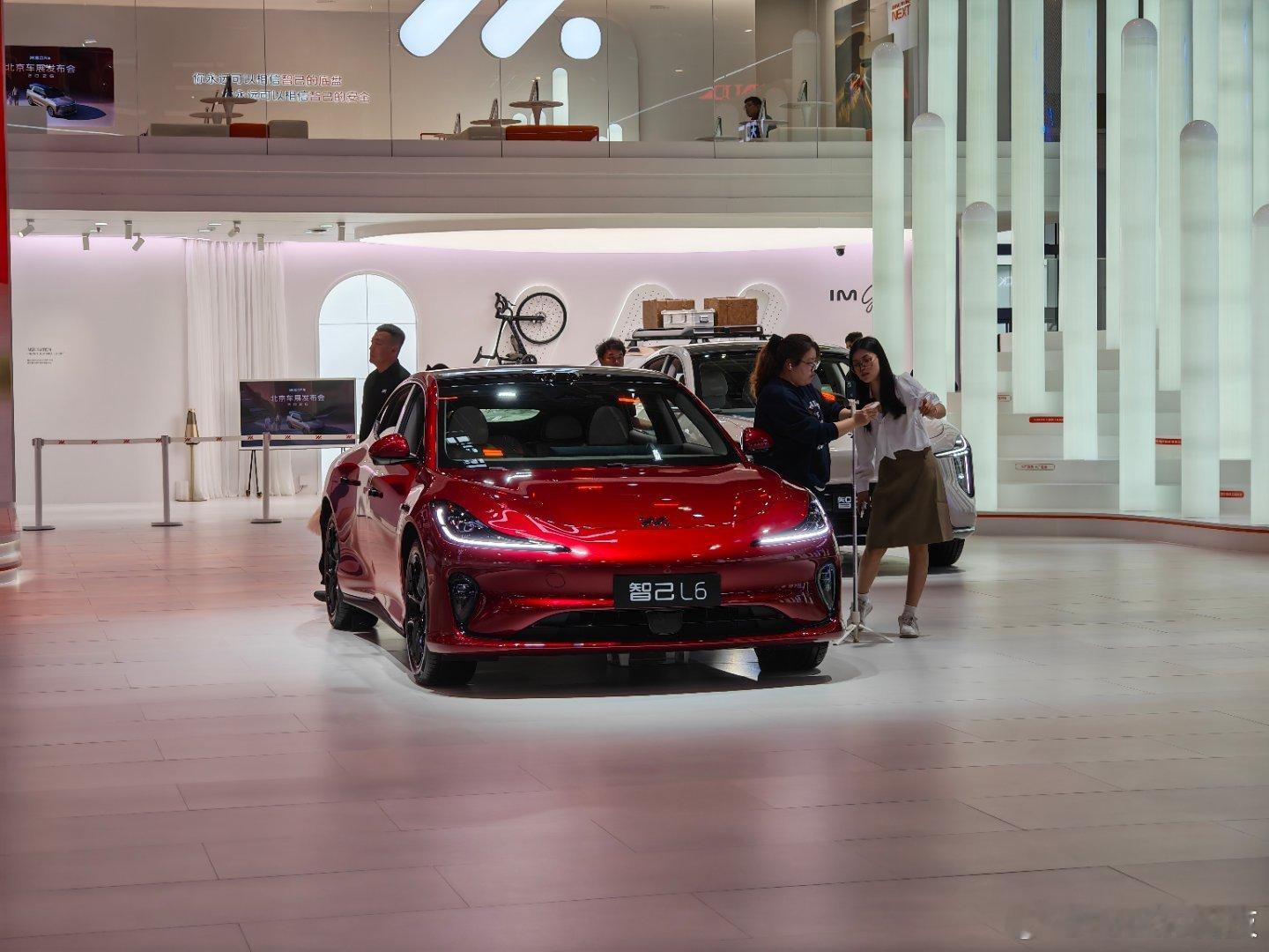 今天逛北京车展顺道去了智己展台，必须说下LS8太惊喜了！就是不到30万就能拿下的