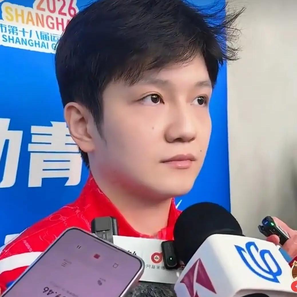 你敢信吗？这个白白嫩嫩、说话软糯温柔，看上去一脸干净乖巧、像青春男大一样的他，居