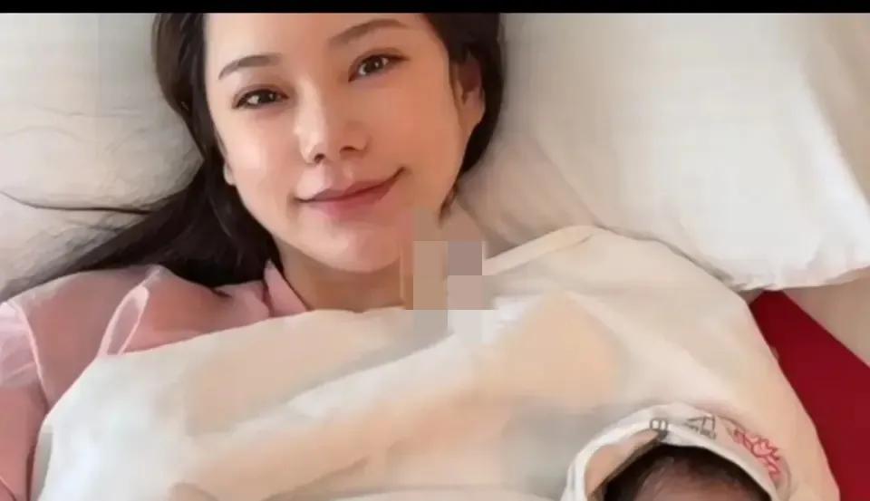 恭喜汪小菲又当爹了，马筱梅顺利产子，这孩子五官长得很饱满，像爸爸也像妈妈，高鼻梁