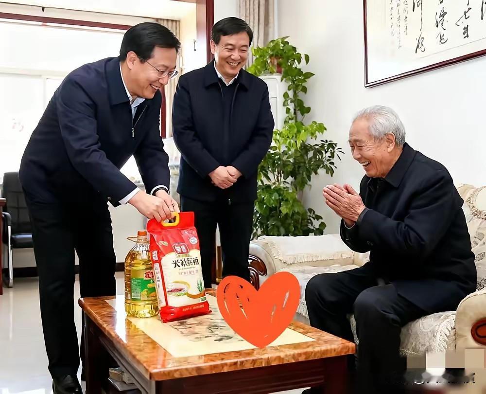 现在不少单位慰问老干部变味了

元旦春节慰问老干部，这事越来越没以前那个味儿了。