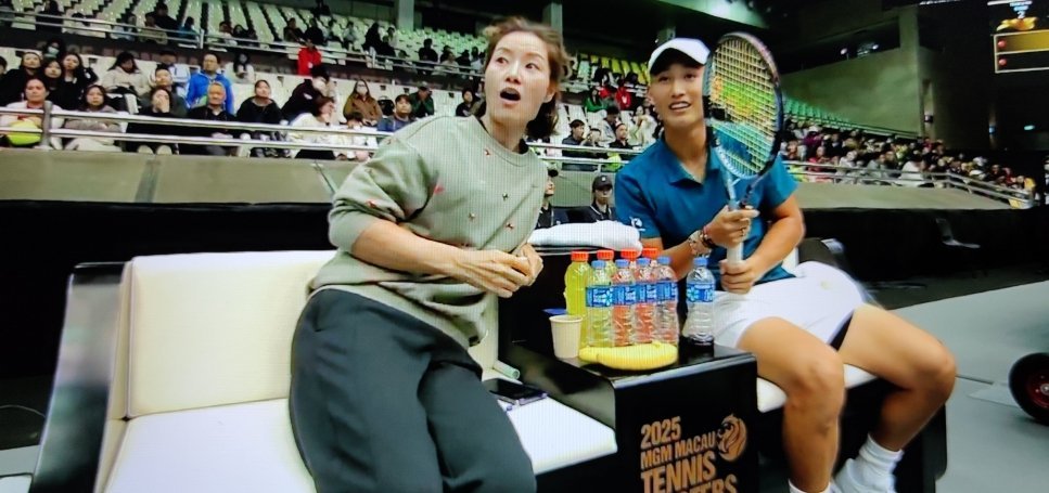 美高澳门网球名人赛，李娜与商竣程在局休期间谈笑风生，李娜担任教练，她的队员将对阵