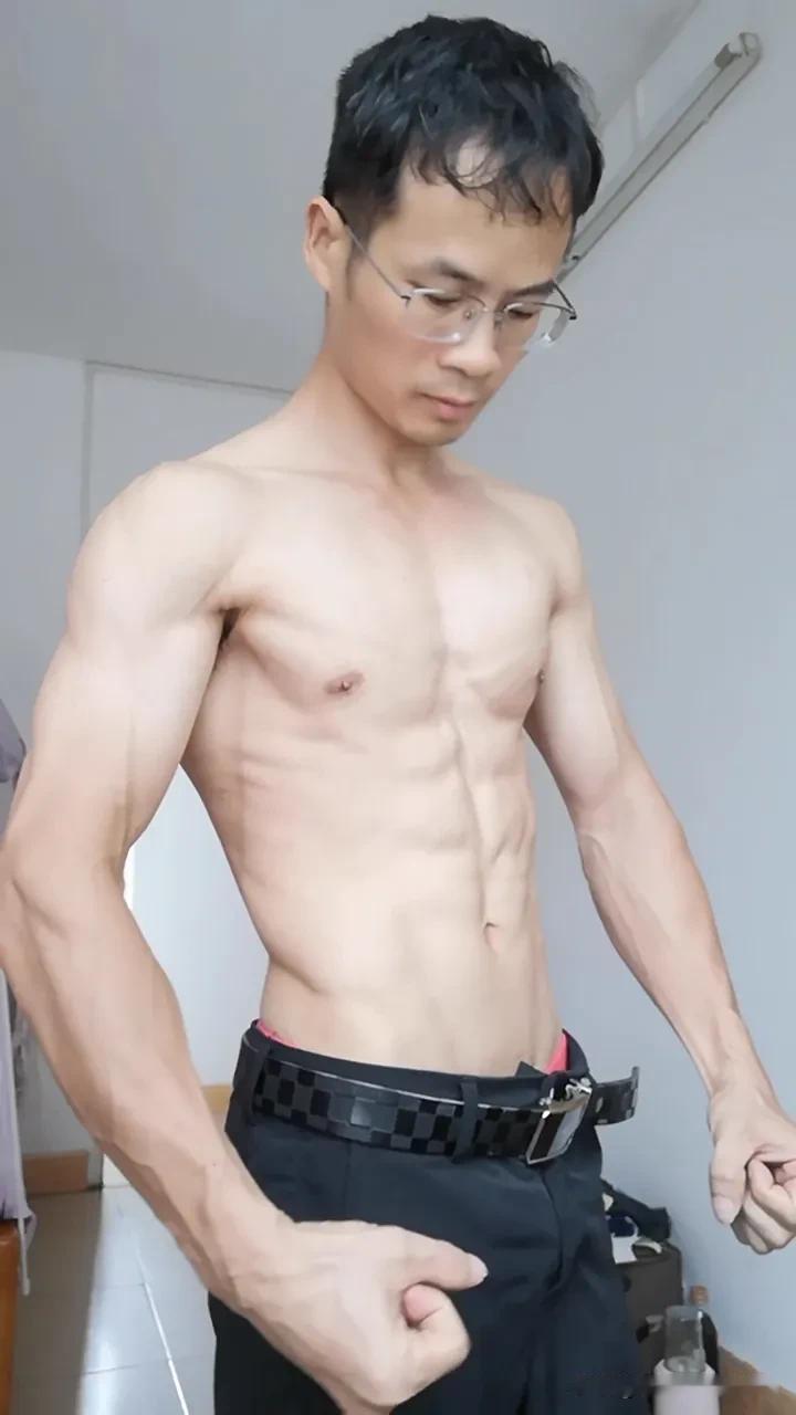 手臂完全拉直，只能做16个引体向上！
你呢？