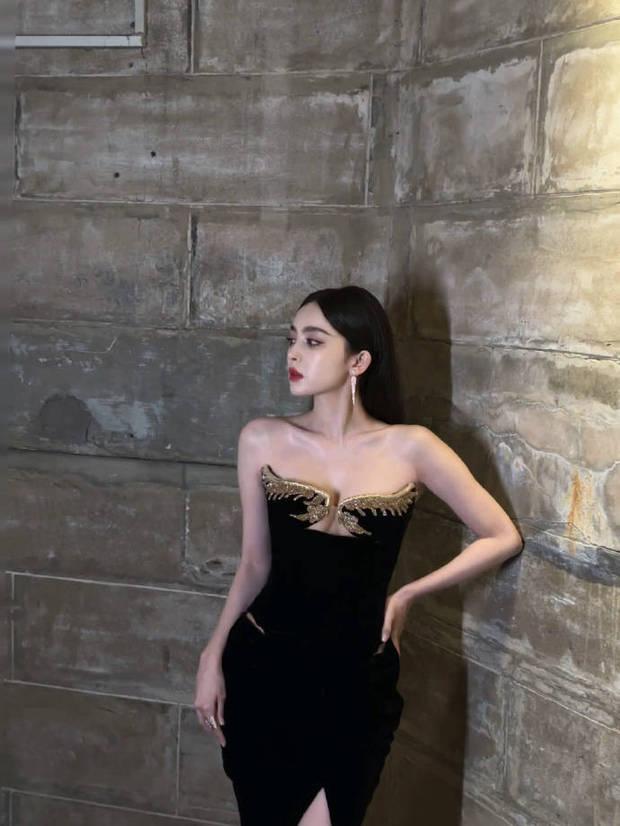 娜扎抹胸露背裙化身夜玫瑰 暗金复古上演极致诱惑
搜狐娱乐讯 10月18日，娜扎工