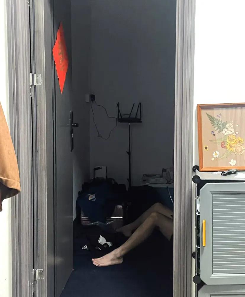 男友的腿让我陷入了沉思....可恨!!!不公平的事好多!这腿比我还细还长的
好想