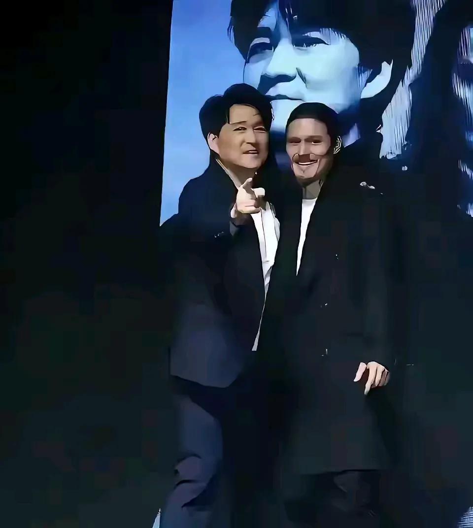 周华健和自己的亲儿子
这不说不知道一说吓一跳
这儿子也太显老了吧
一般的混血儿是