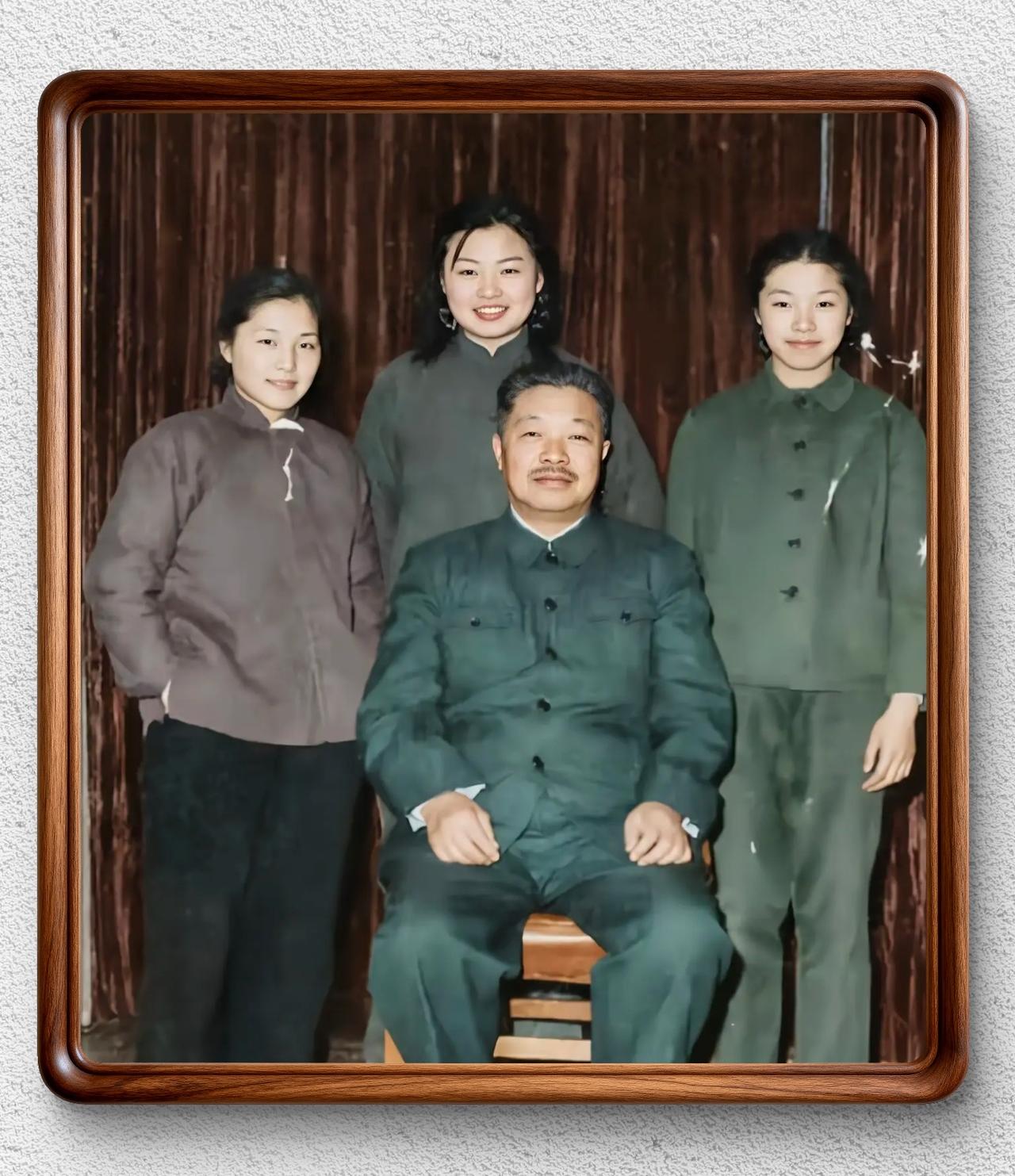 贺龙元帅与他的三个女儿贺捷生、贺晓明、贺黎明的合影，，三千金一个个长得非常漂亮。