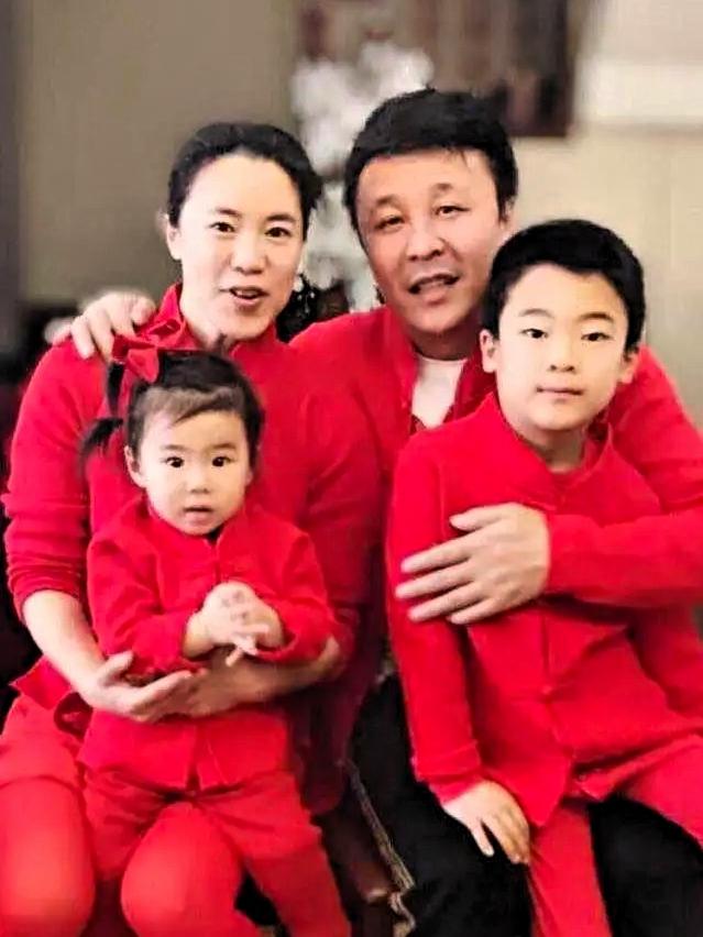 王楠和郭斌也太有夫妻相了吧？瞧那长长的脸盘，风趣俏皮的眉眼，“步调一致”的表情，