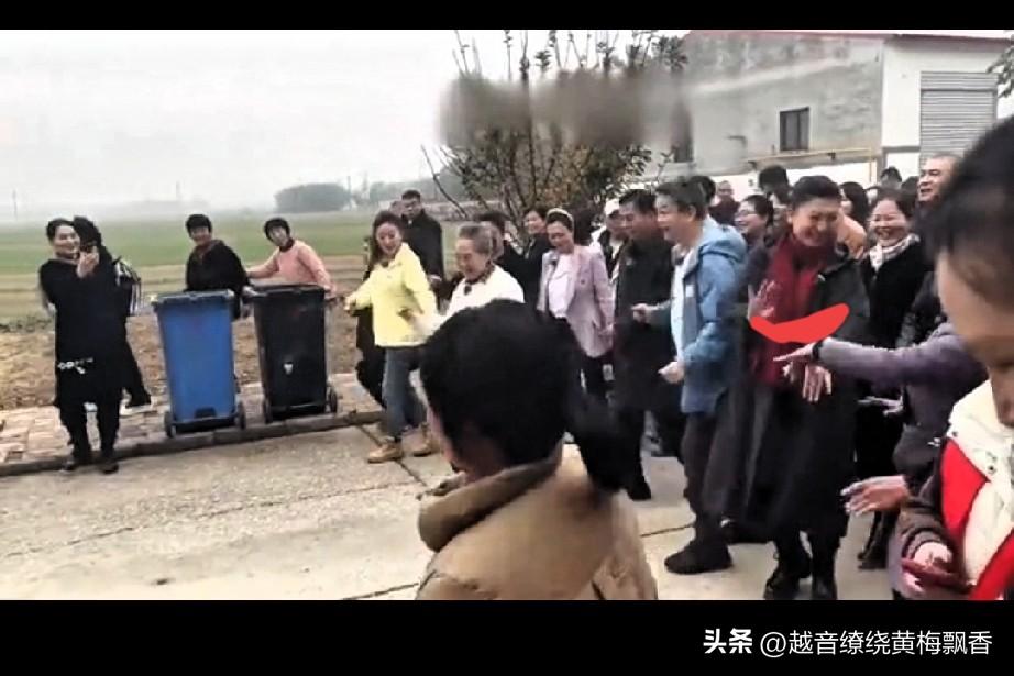 这也不知道是什么时候的事？闫学晶回到故乡，带领大伙跳起了广场舞。广场上人山人海，