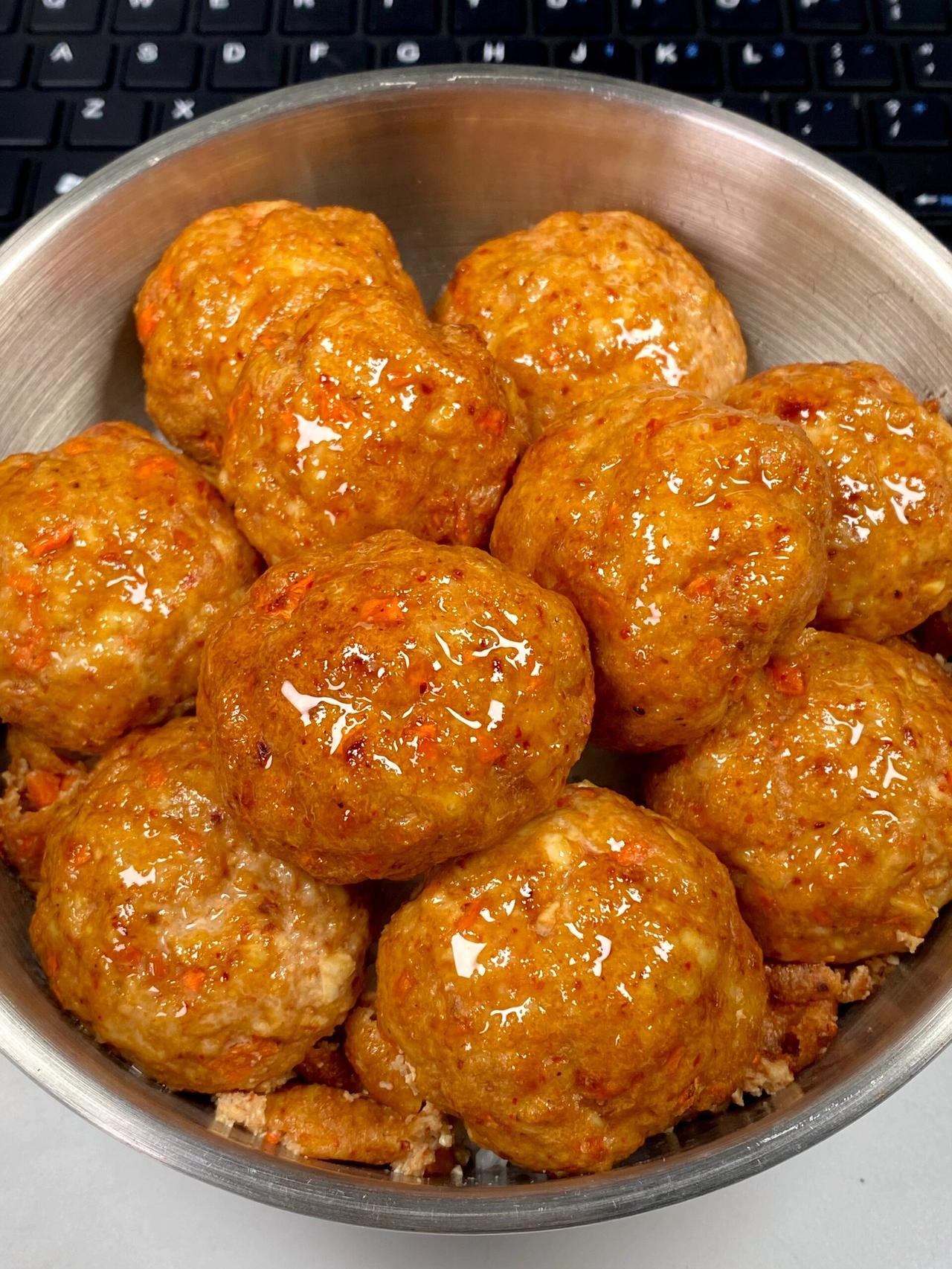 日式手作鸡肉丸子做法：

配料：
鸡腿肉：1件（约500–600g） 
鸡软骨：