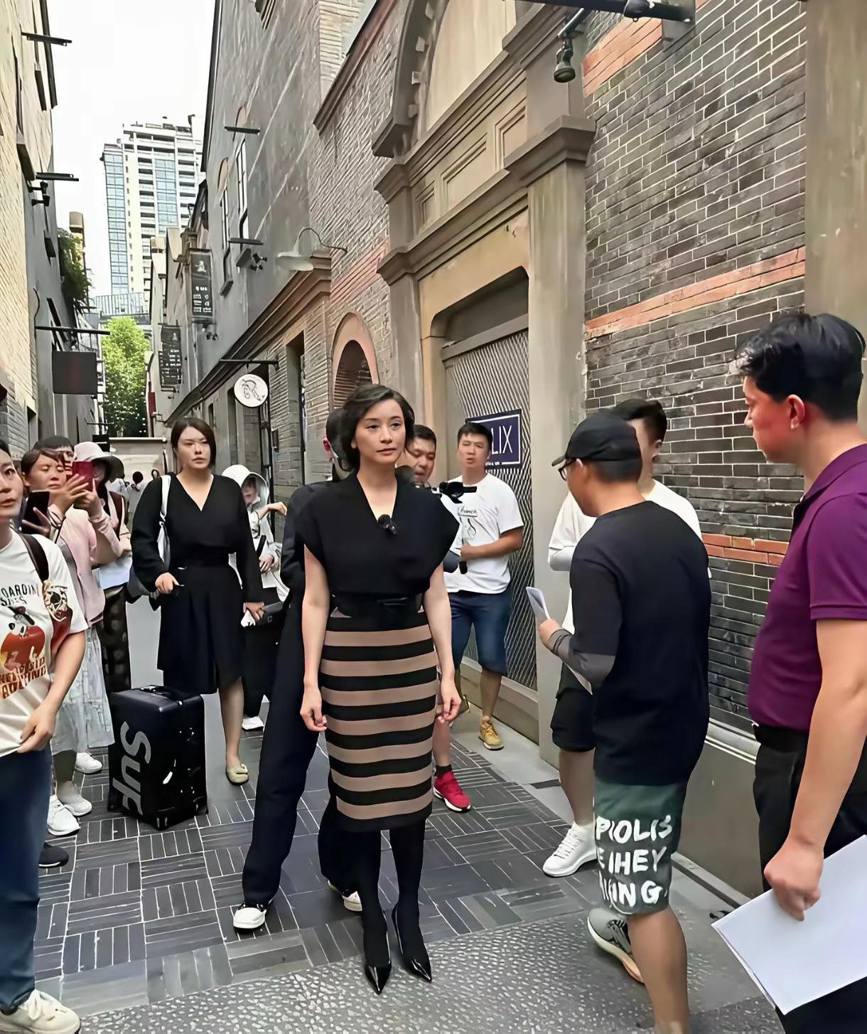 这强大的气场，不当领导夫人都浪费了