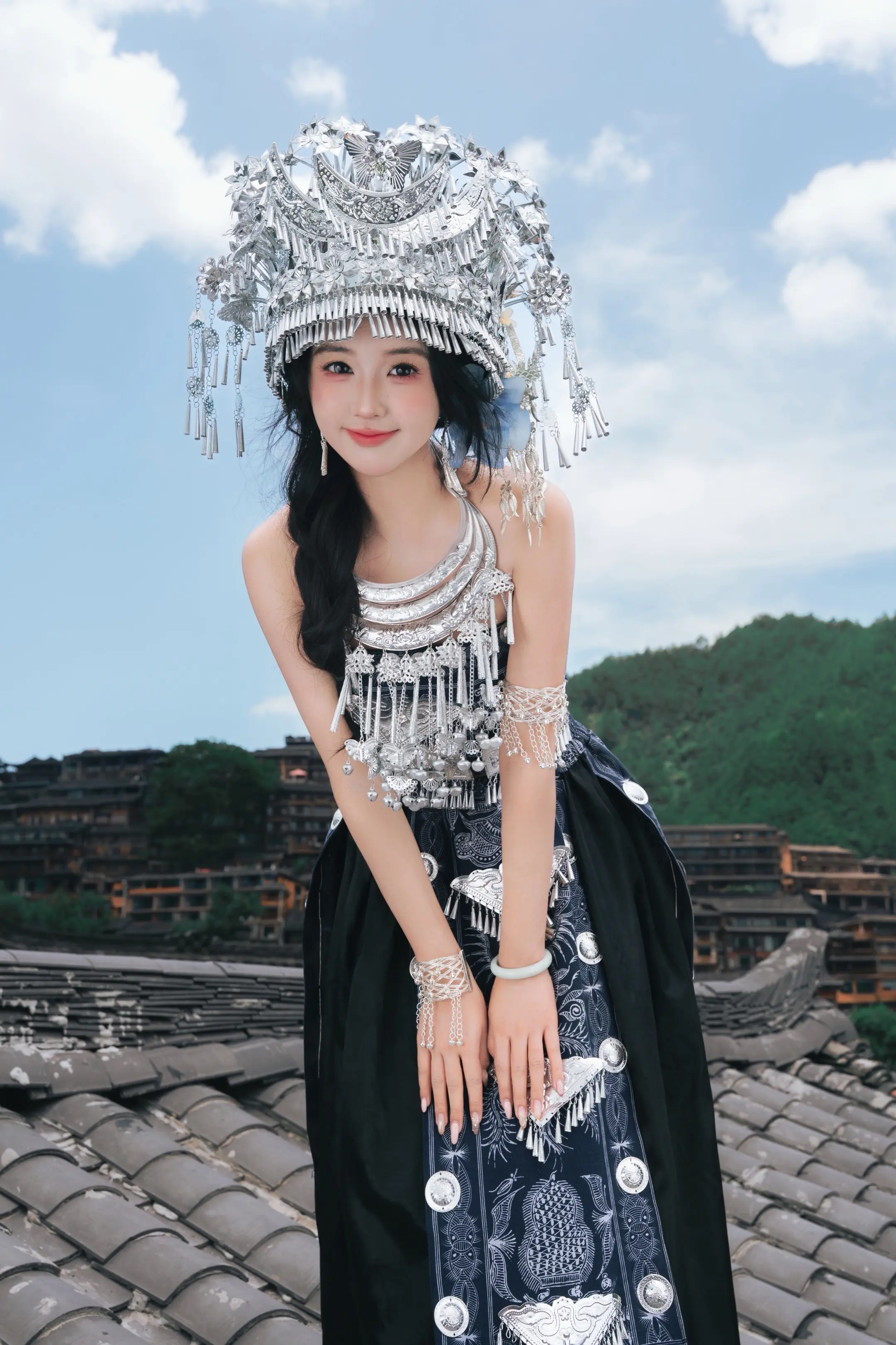 头顶银饰  环佩叮当  伊人婀娜  在水一方