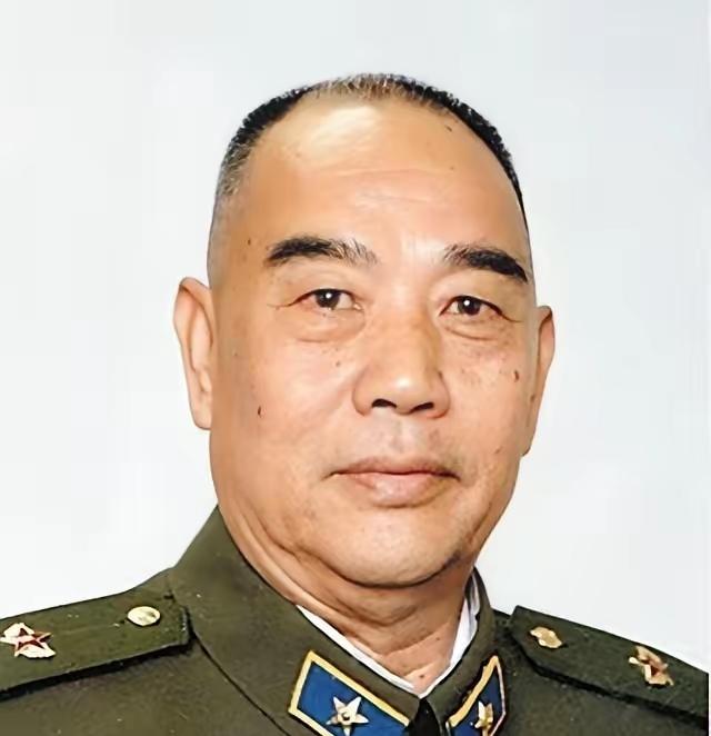 1958年，彭老总到兰州军区视察，吃饭时，他发现了一个干部很眼熟，便放下筷子看了