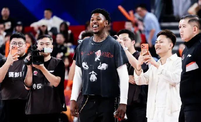 尼克杨把cba当成什么了？搞笑呢，最近尼克杨接受采访，表示cba对抗比较激烈，自