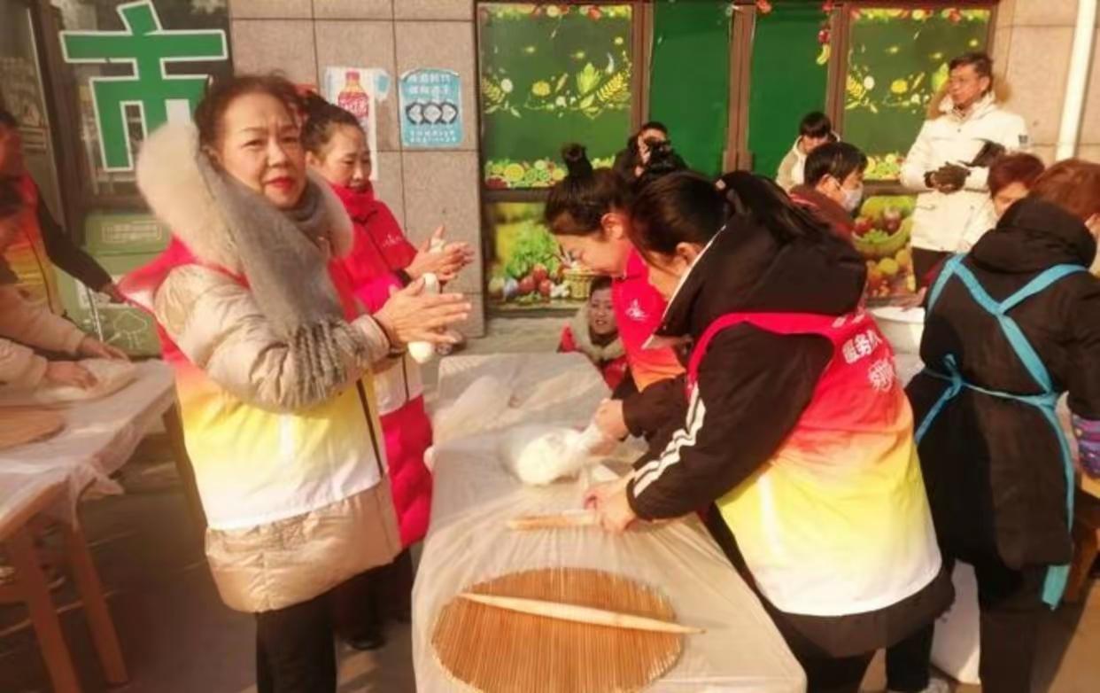 山东临沂10岁男孩期末考倒数第三，被妈扔进面馆当小工，3天后妈妈沉默了。
 
妈