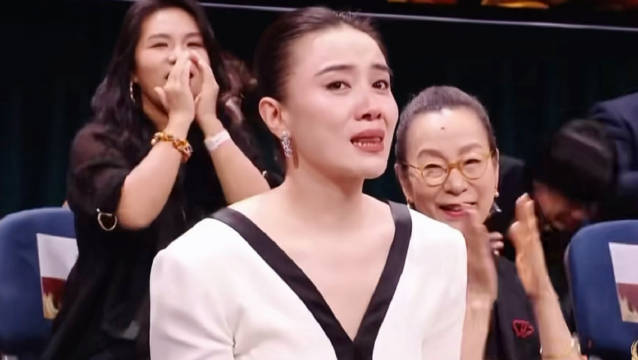 金鹰节最佳女主角颁奖也太抽象了，由提名者自己打开，吴樾第一个发现宋佳是金鹰节最佳女主角的人，杨紫闫妮