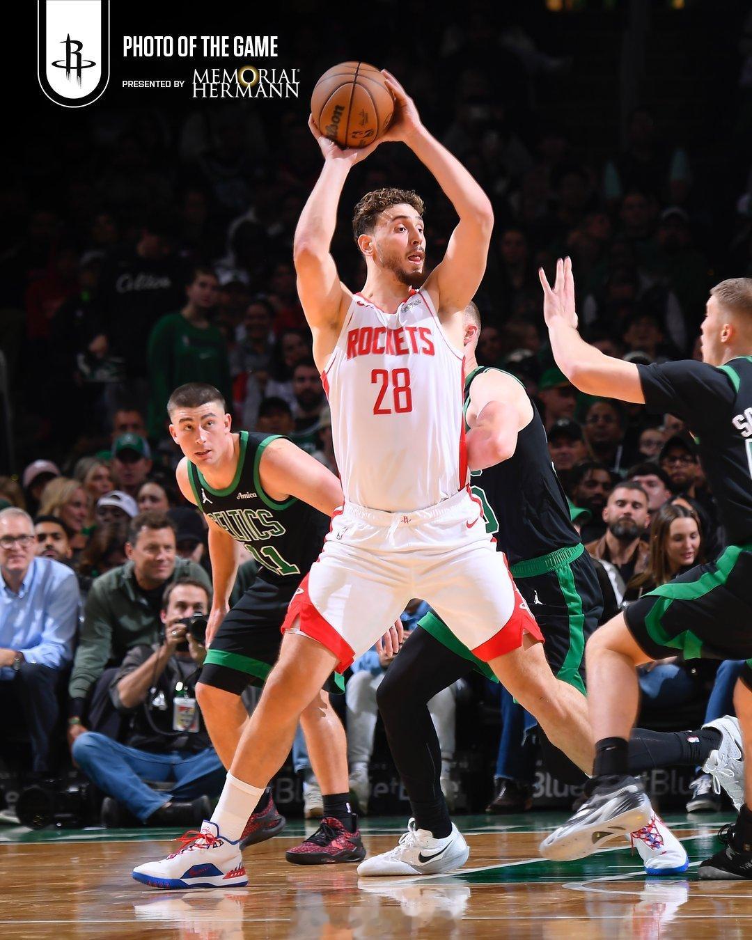 申京赛季前5场场均7.6助位列中锋历史第三，仅次于约基奇和张伯伦。休斯顿火箭火箭