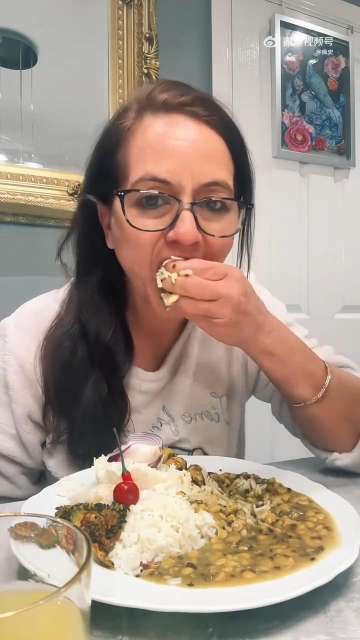 印度富人的家庭晚餐 用右手抓吃饭，是印度延续上千年的传统习惯，他们“坚持传统”就