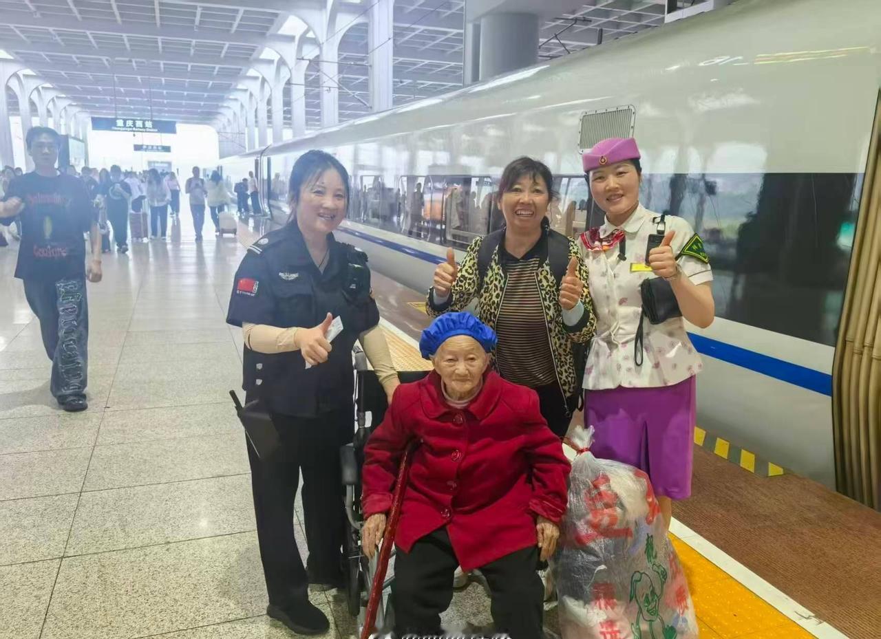 近日，G5360次列车在兴义南站停靠，列车长发现旅客陪同102岁高龄母亲乘车，老