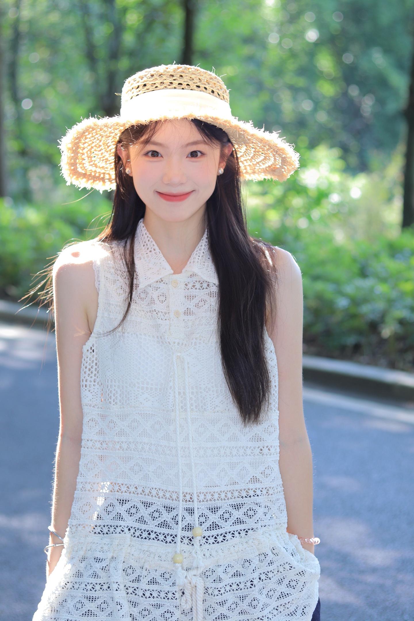 或许我们都普通 但总有人看你特别。拍照姿势