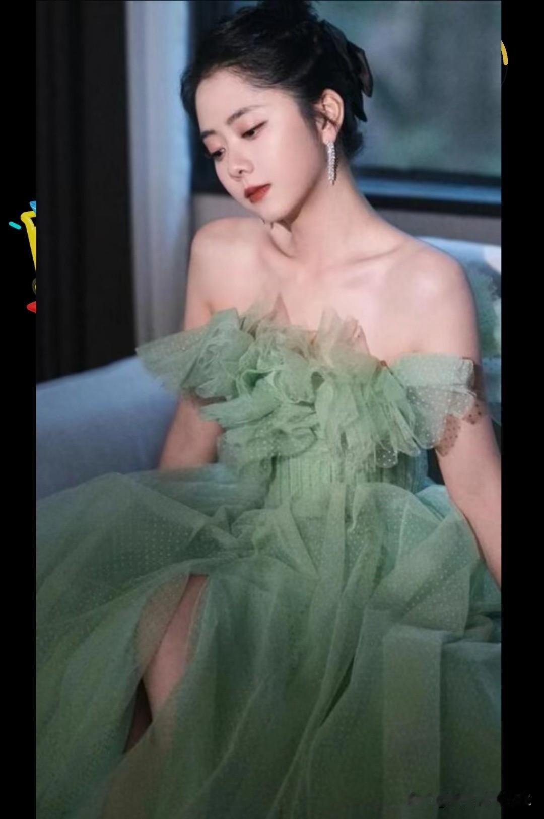 这姑娘穿得真优雅，像仙女下凡。美的女人穿搭 明星 🌹🌹🌹嘿嘿🤤🤤🤤