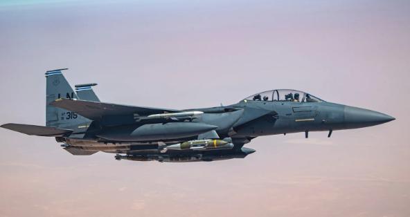 最新消息！美媒报道称，美军被击落的 F-15E 战斗机上的一名飞行员已经被救回，