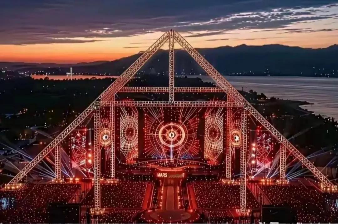 如果建成图是这样的，浓浓的压郁感直扑而来，看得人心发毛。

20米高的大眼珠就悬