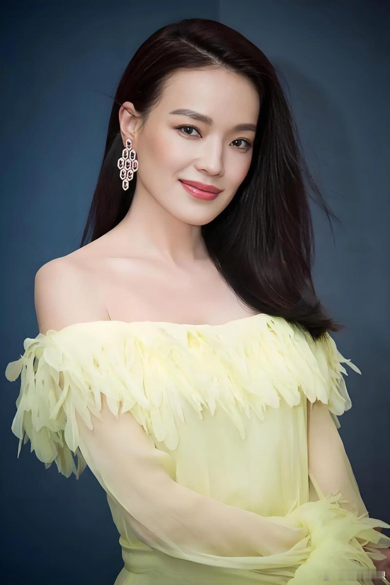 YU7代言人还是舒淇眉眼藏尽温柔风华，舒淇长相大气温婉，全程颜值在线魅力十足。 