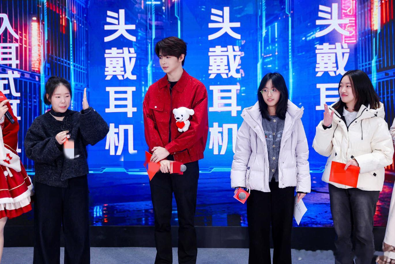 伞兵成都活动与粉丝现场打吃鸡 成都活动太可了！伞兵带粉丝打吃鸡，贴身带飞如教科书