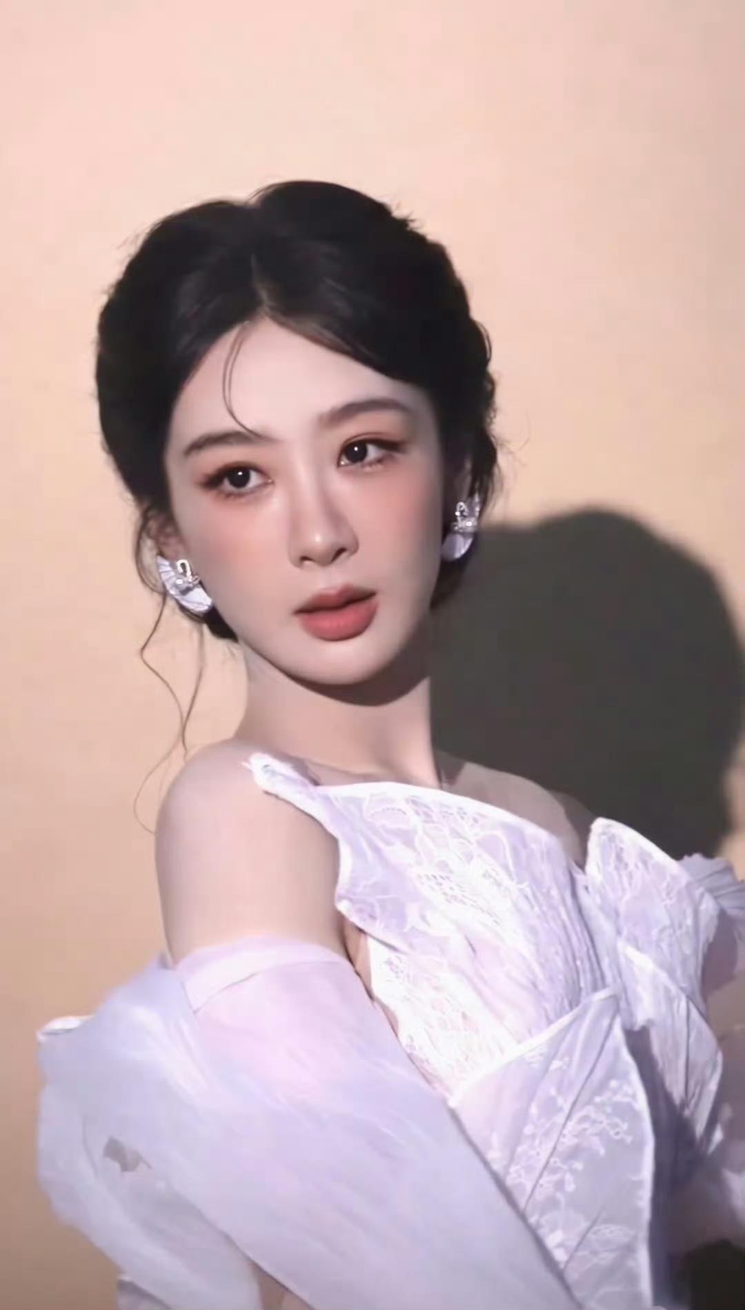 杨紫这是要做老板？

网传她会亲自买下喜欢的小说版权！

以前看杨紫，总觉得她是