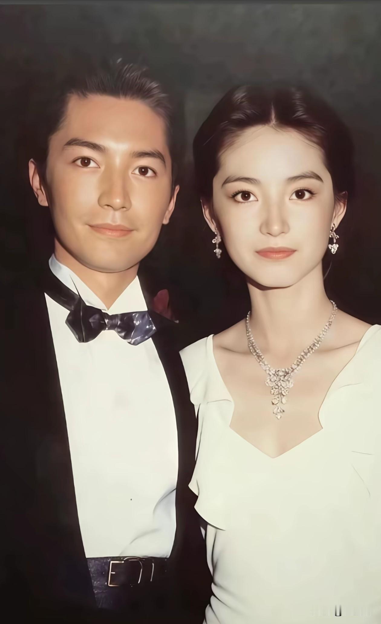 这才是真正的天帅和顶美，只是不明白，为什么他们两个的骨相那么像？
（左一:尊龙，