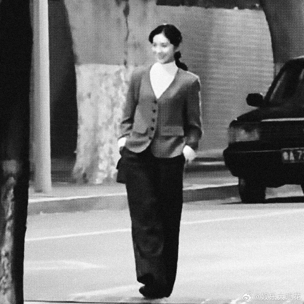 看看刘浩存《主角》路透如何？完全是妈妈级别的....衣架子怎么拍都不崩 ​​​