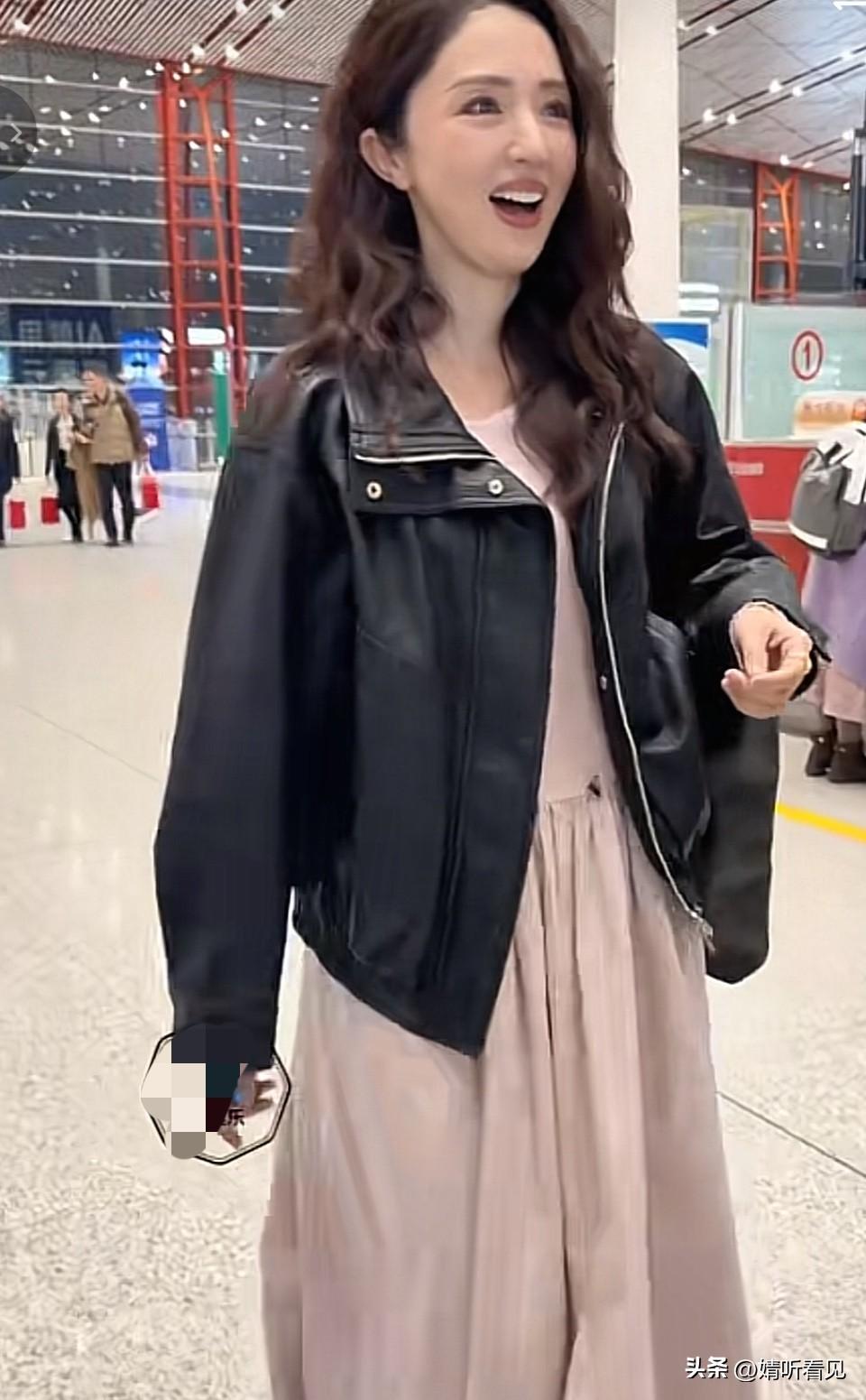 哎呦喂，董璇又在机场被人偶遇啦，她还给娱记们发小礼品呢，还是一些补气血的东西。记