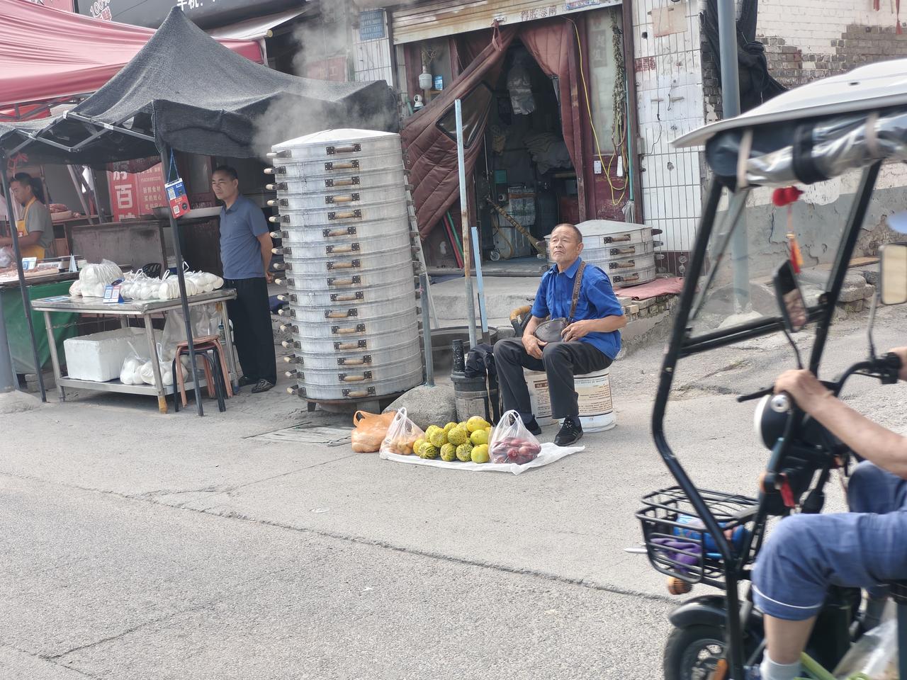 您瞧，在运城盐湖西街早市口，这位大叔在卖自家的甜瓜，还有李子。甜瓜是10元3斤，