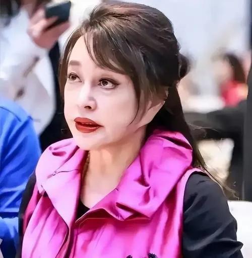 她的坚持，像极了我们每个人心中那份不服输的梦想。或许有人会质疑：“75岁了，还在