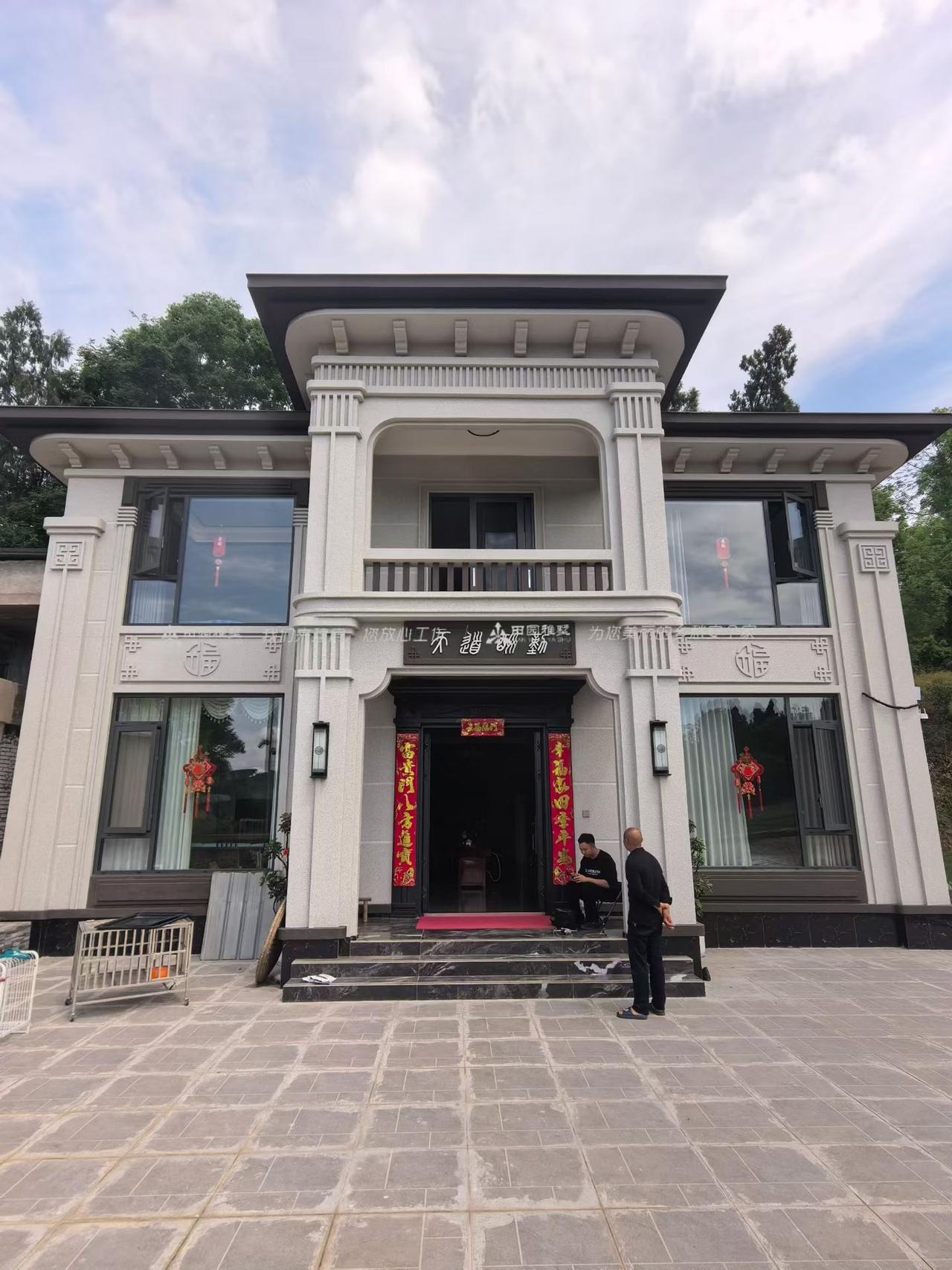 成都简阳新雅二层别墅顺利完工🎉
全屋框架结构稳固抗震，外墙采用水包砂深槽工艺，