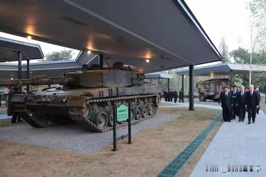 普京这是把嘲讽给拉满了，派遣手下的高官去朝鲜访问，居然赠送了一辆德国的豹2坦克