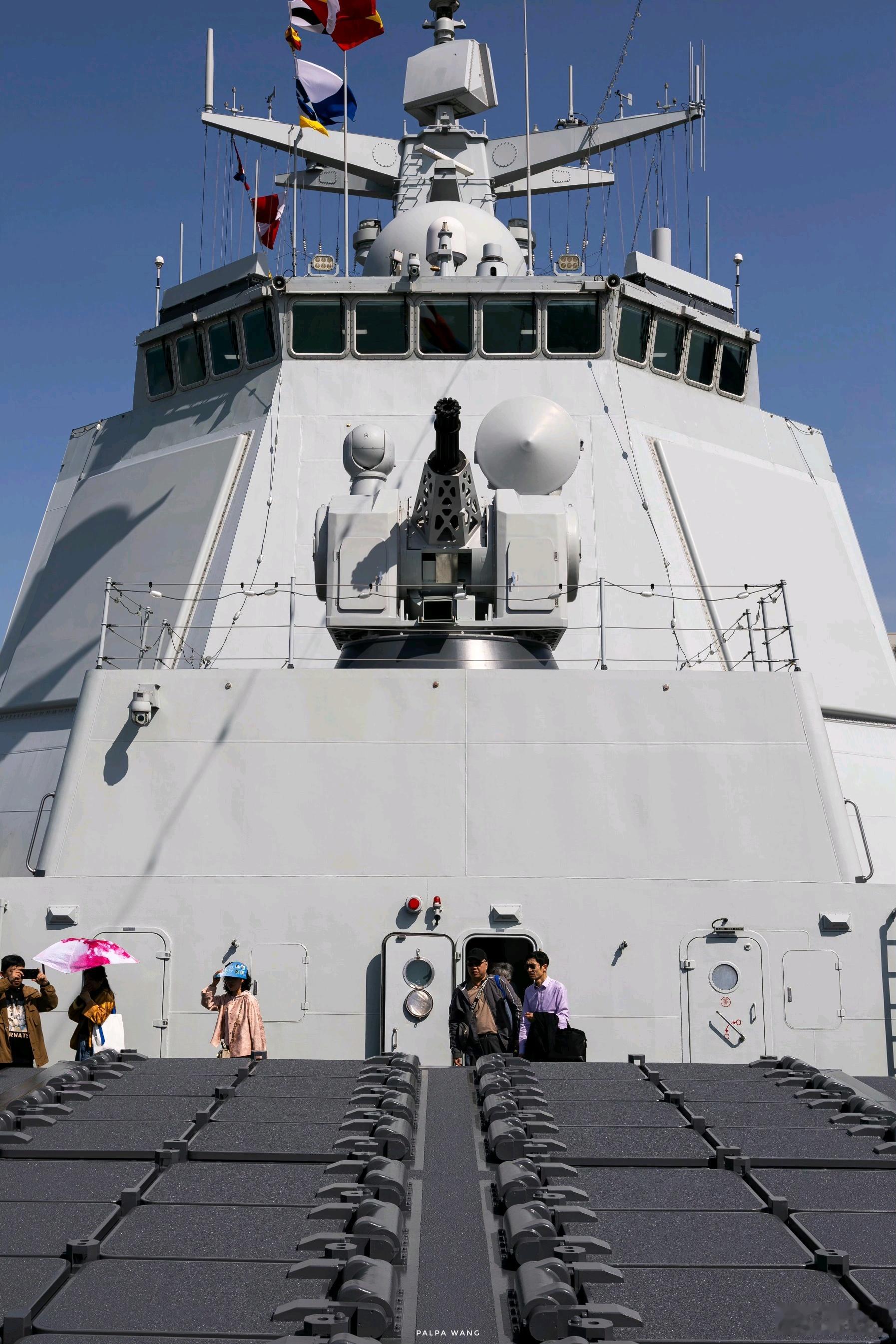 老批次和新批次的舰桥正面对比图 052D是东大水面舰队的中坚，期待下一代通用驱逐