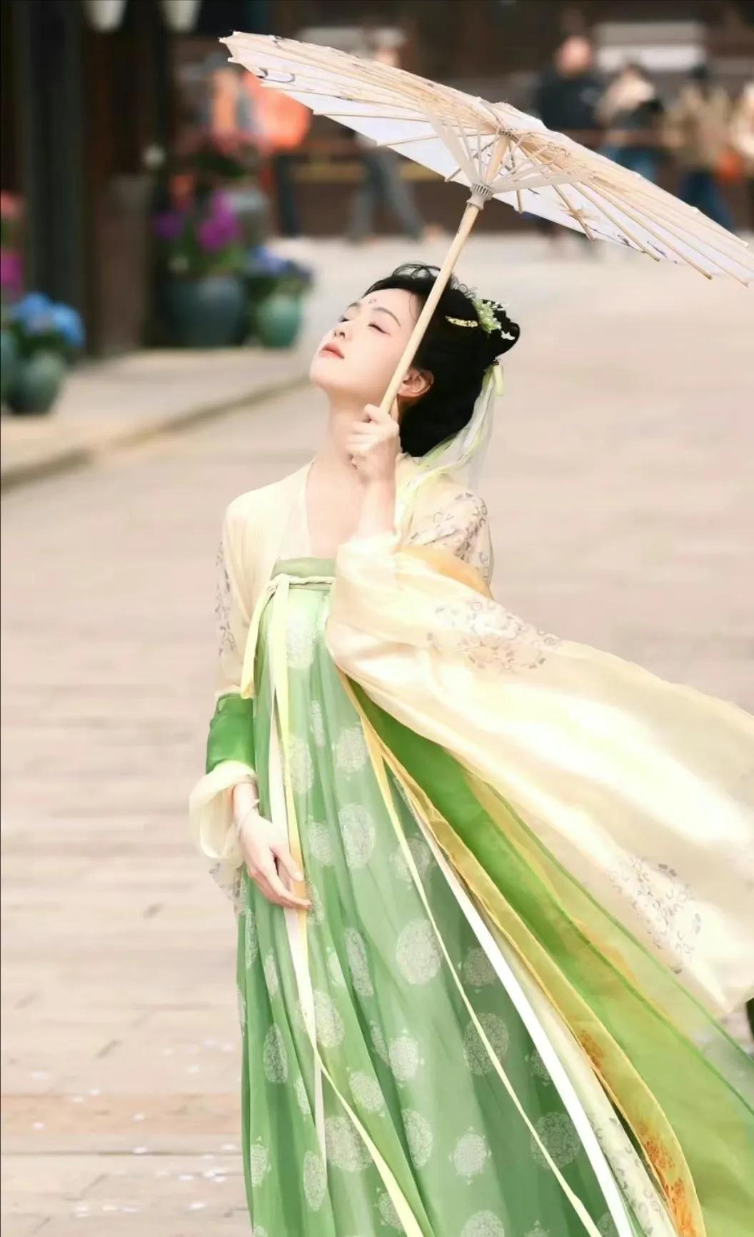 陈都灵好像桂花味的仙女！无锡拈花湾偶遇陈都灵拍视频，嘟嘟太美了，惊为天人的美貌！