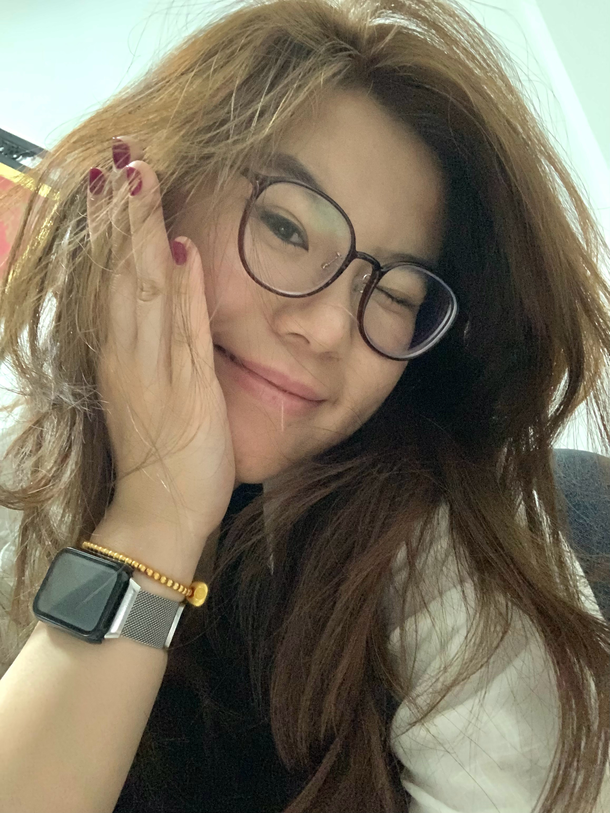 在家好开心呀！妈妈给我染了头发 变成了真正的黄毛丫头接了睫毛 做了指甲给爸妈看我
