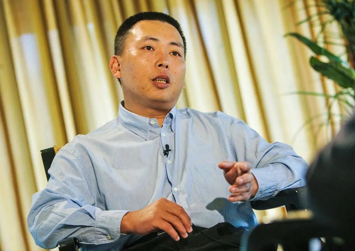 就喜欢听他一本正气讲投资！段永平说过，他是一个满仓主义者，他不买一点股票，心里就