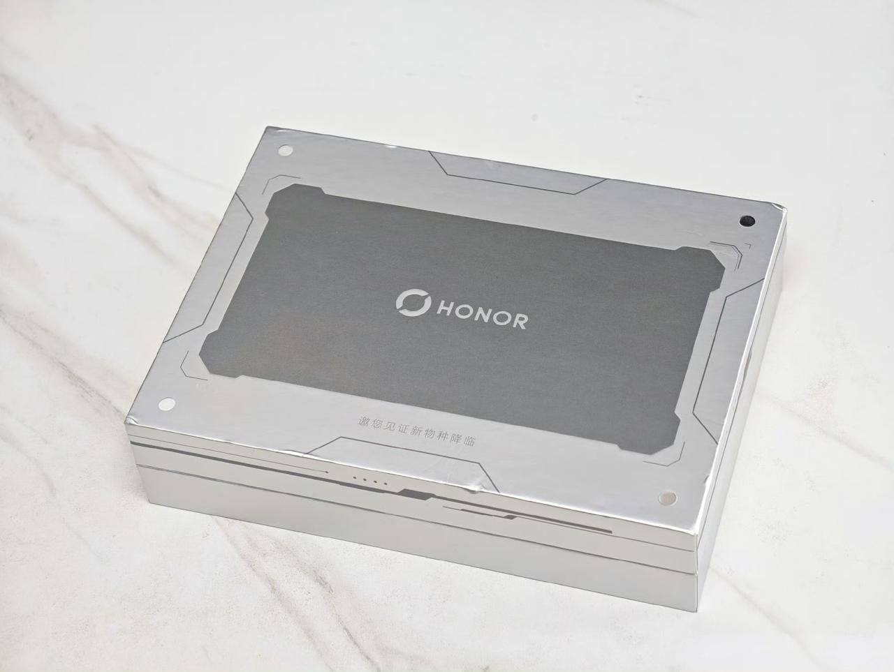还是荣耀会整活，这次荣耀Robot Phone发布会邀请函也特别符合新手机的定位