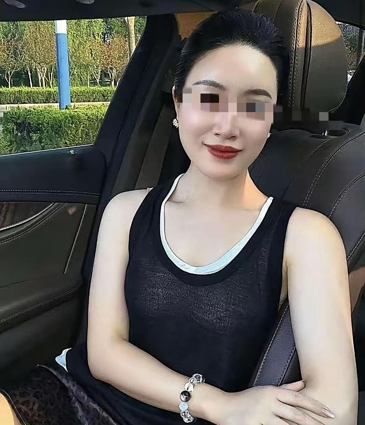 湖南一位45岁的大姐，有家庭和孩子。凭借巧说会聊的一张嘴，伪装成单身，在网上同时