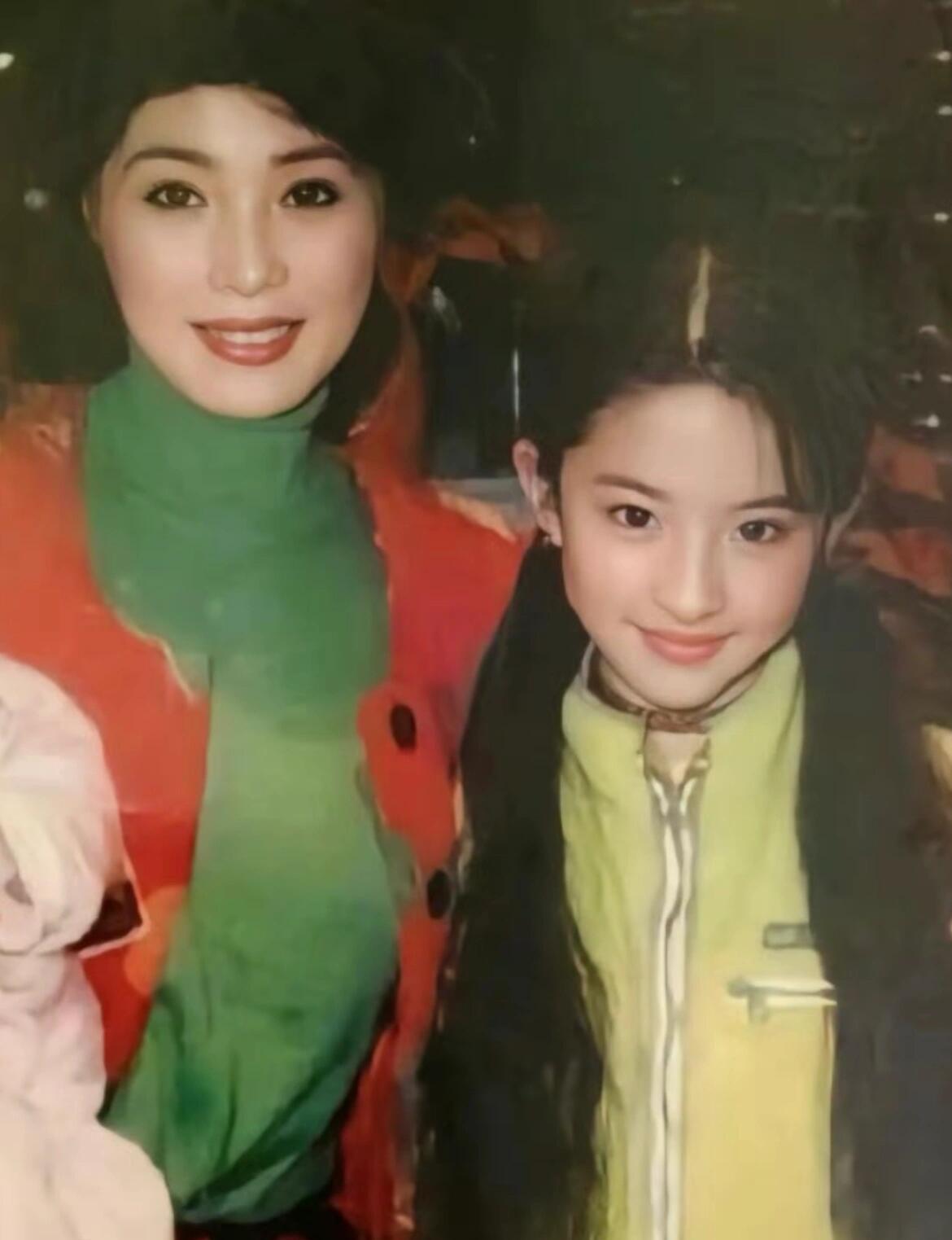 刘亦菲妈妈也是仙女，基因是羡慕不来的 ​​​