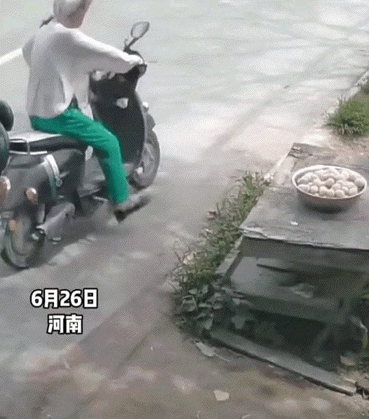 她不是家里穷，是心穷，人家在外面晾的大蒜，她连盆端走了。
女子骑个电动车，穿个防