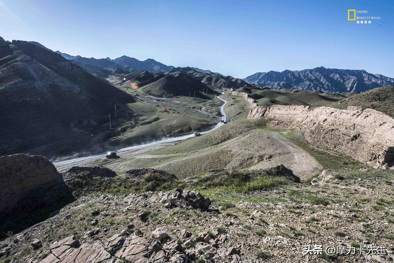 踏过古长城残垣，穿行于贺兰山间，长路向远山无尽延伸，羊群漫过青青山坡，在辽阔西北