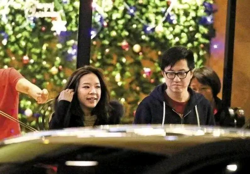 哈林一看就是乖乖仔的那种男子，即使现任妻子比他小，可他们看起来好配哦，一点年龄差