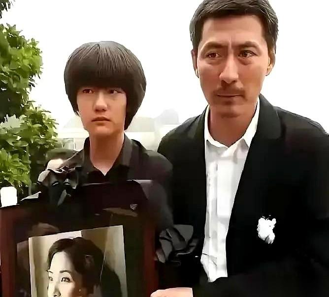 这是一段关于演员张子健和前妻李婷的陈年旧事。
在一张旧照里，那个已经重组了家庭的