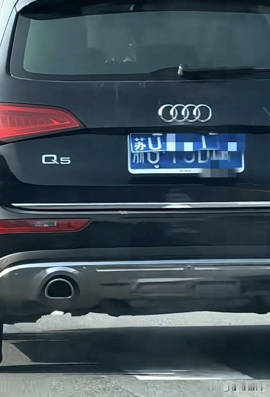 今天的风有点大，把前面的车牌都快吹掉了